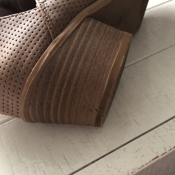 Universal Threads Brown Low Heel Bootie SZ 6 - Picture 8 of 9